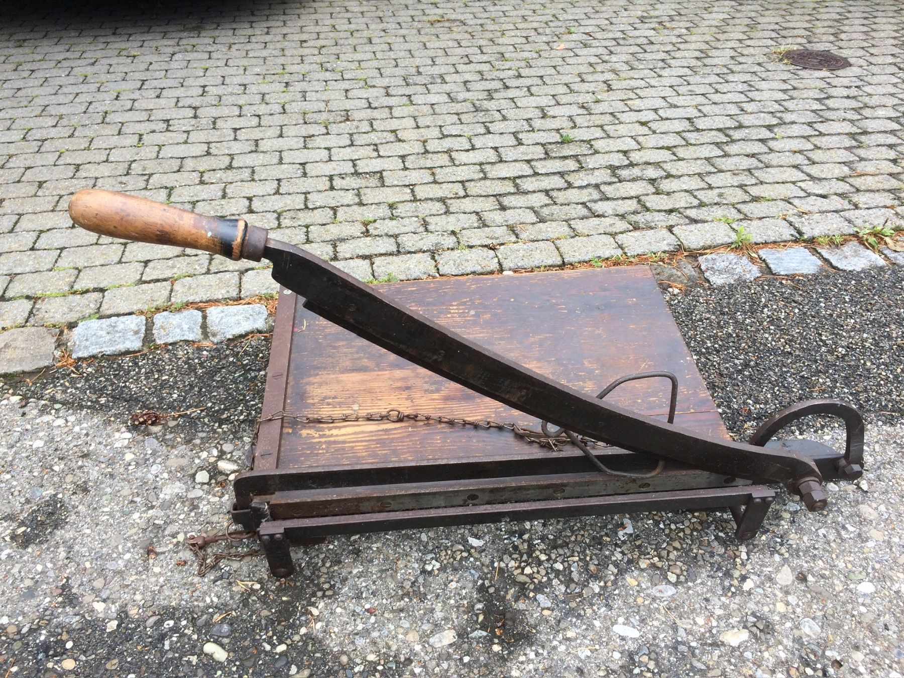 Tutte le macchine: antike Papier Schneidemaschine – Usato da Stüsslingen venduto da Ideur1 2