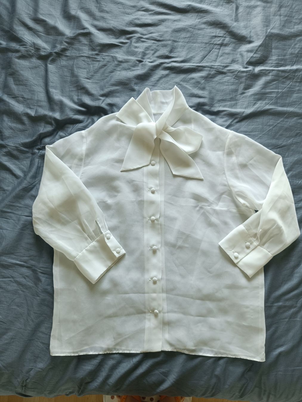 Camicette: Vintage White Blouse with a Bow - Geneve – Usato da Rotkreuz venduto da Prelovedswitzerland