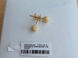 Kleine neue 18K GG Ohrstecker. Kugel Ø5mm eismattiert