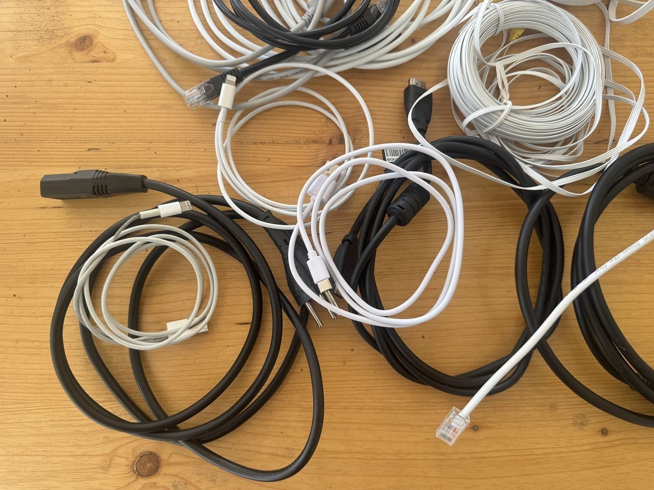 Cavi: Diverses Elektro- und PC-Netzwerk-Kabelmaterial, – Usato da Bremgarten b. Bern venduto da Bbu 6