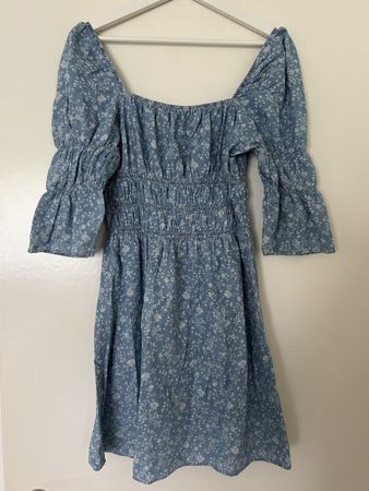 Blaues Blumenkleid 