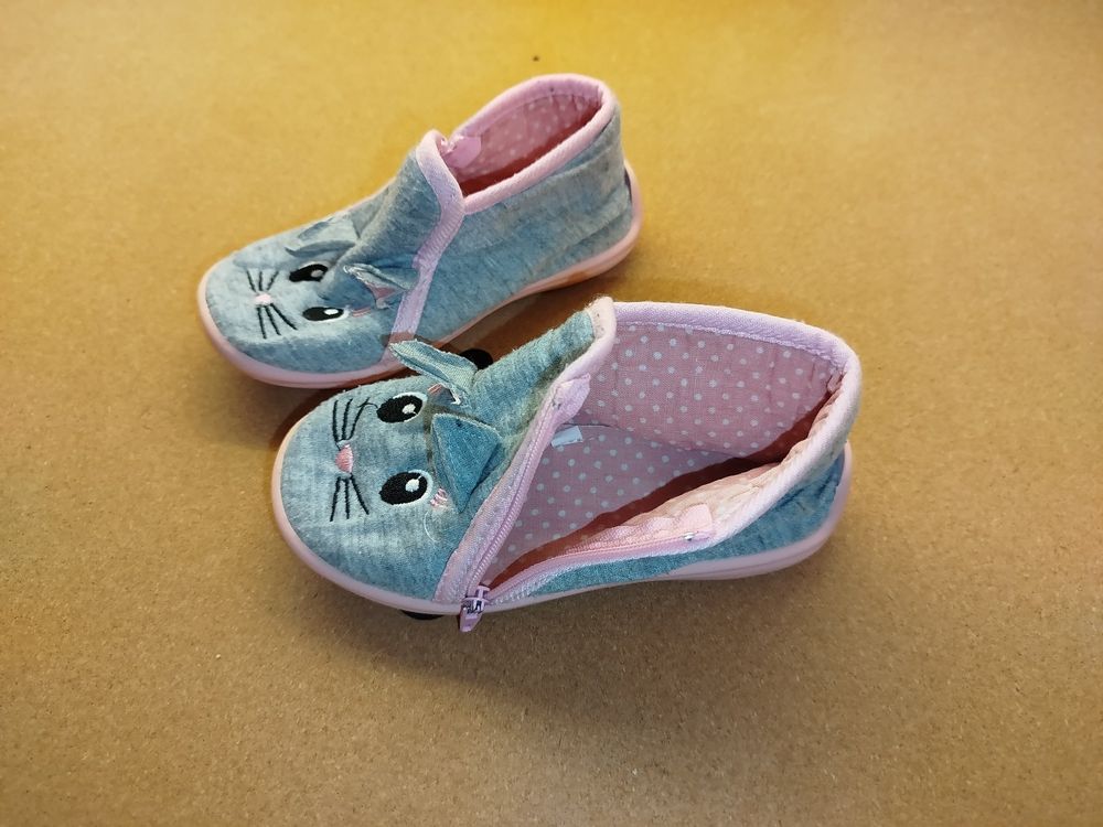 Chaussures garçon: Süessi Finken Hausschuhe mit Hase Gr. 25 Top Zustand! – D'occasion à Oberhofen am Thunersee par jojozurich 1