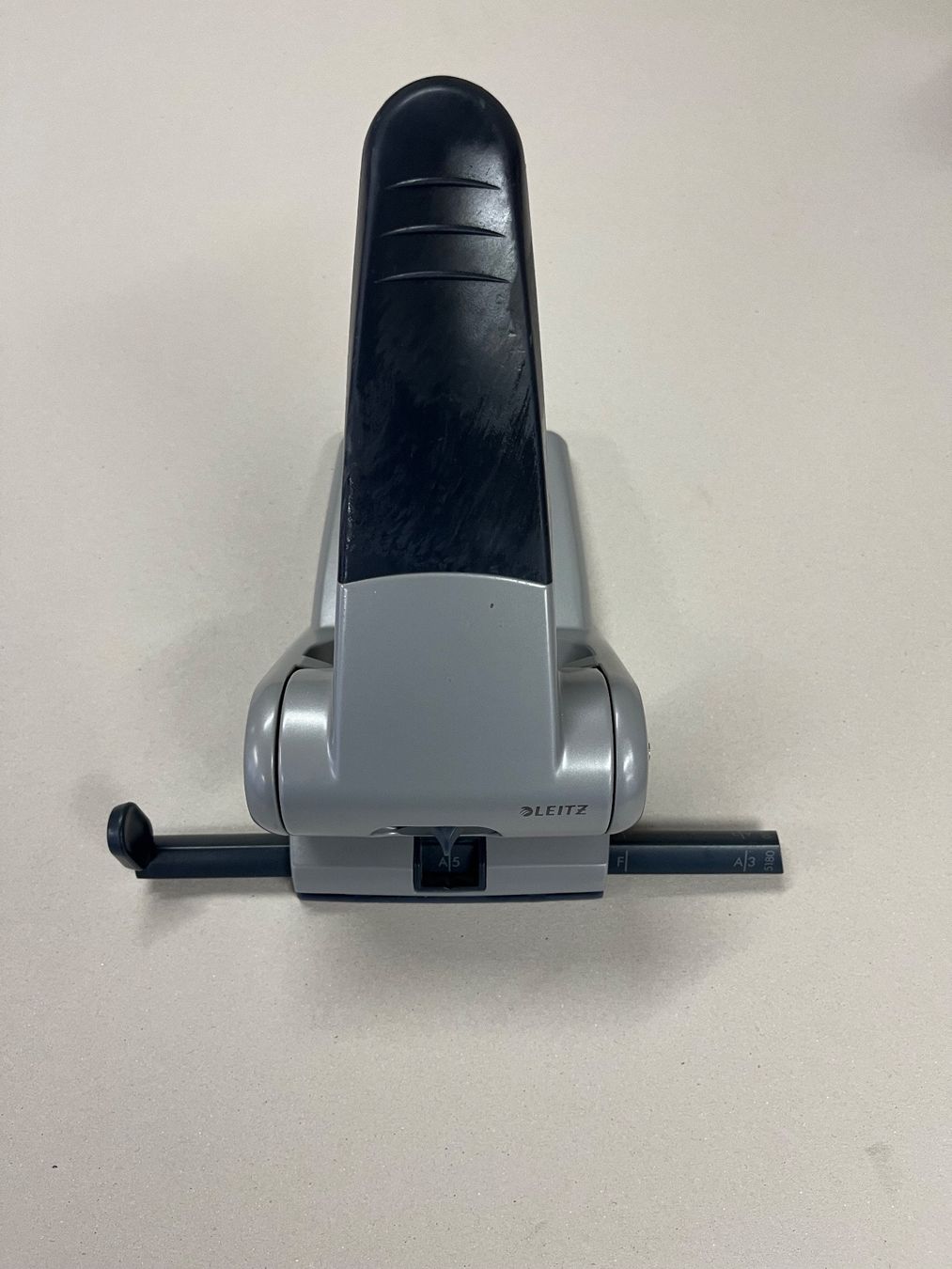 Leitz Bindegeräte: Leitz Locher Registraturlocher – Gebraucht aus Netstal von spaltflo01
