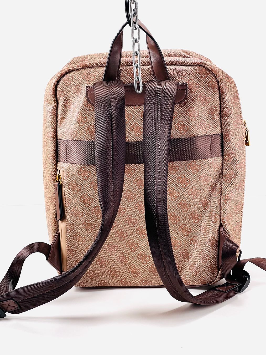 Guess Zaini: GUESS COMPACT SQUARED Rucksack - Beige/Brown Monogramm Print – Usato da Zürich venduto da Arche_Brockenhaus 3