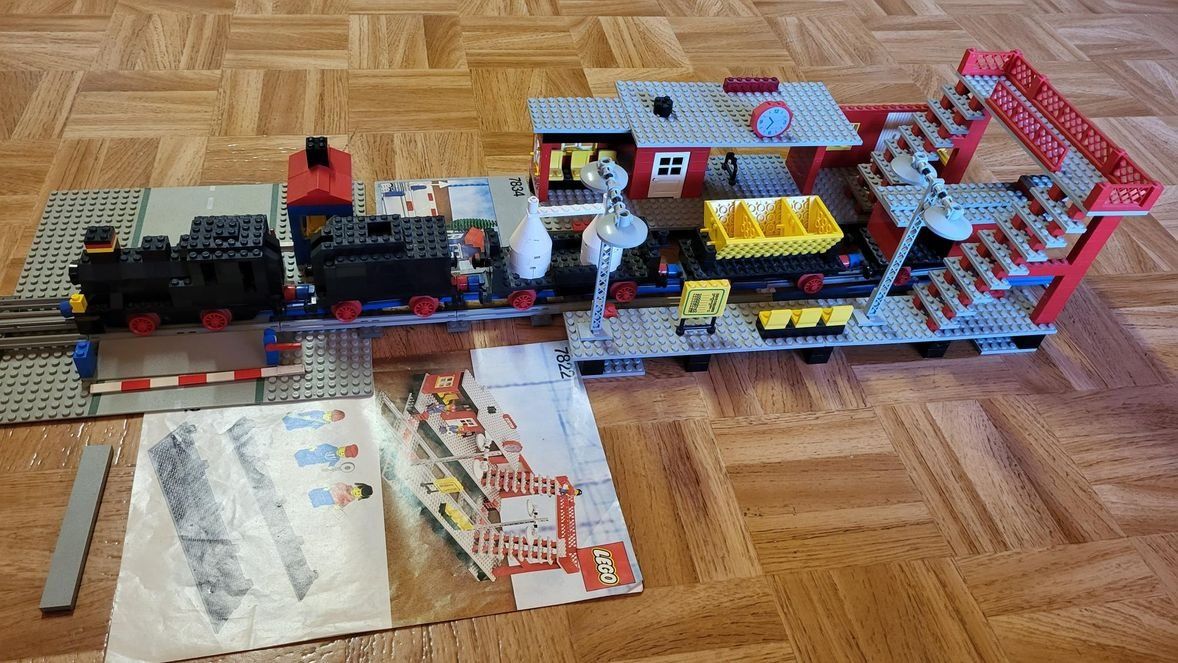 Lego Spielzeuge: LEGO Bahnhof & Güterzug – Gebraucht aus Beromünster von