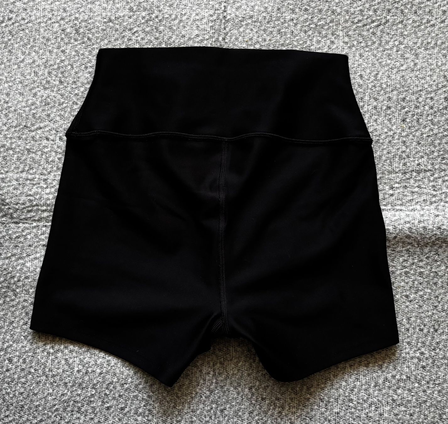 Alo Yoga Pantalons: Alo gerippte favorite seamless shorts – D'occasion à Basel par cla_z7cp 1