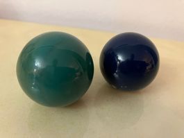 2 decorazioni sferiche in pietra colorata (1 con supporto)