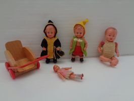 4 alte kleine Puppen mit Kinderwagen