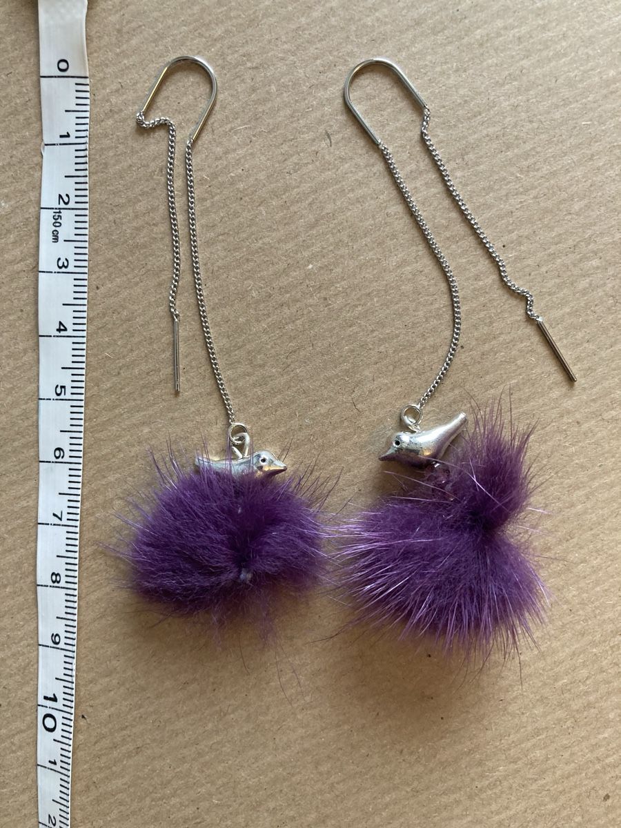 Boucles d'oreille: Longues boucles oiseau pompon violet – Neuf avec emballage d'origine à Genève par ct_fqr8