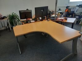 Grosser Bürotisch