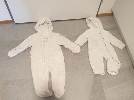 2 kuschelige Winteroveralls für Babys