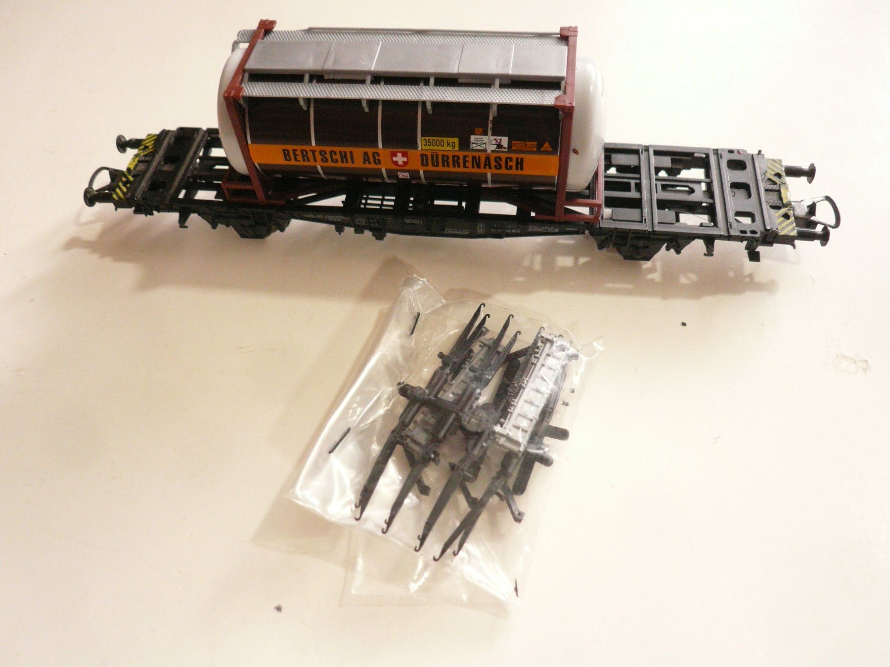 Modellini di ferrovie: RÖWA H0 DC RUNGENWAGEN MIT BÄRTSCHI CONTAINER – Usato da Pfaffnau venduto da nolff