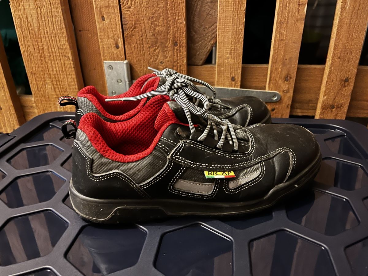 Herrenschuhe: Sicherheitsschuhe Gr42 – Gebraucht aus Pfäffikon ZH von Restore-Me