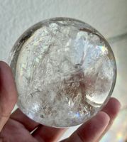 Bergkristallkugel 9cm auf Selenitständer mit Chakra-Symbol✨