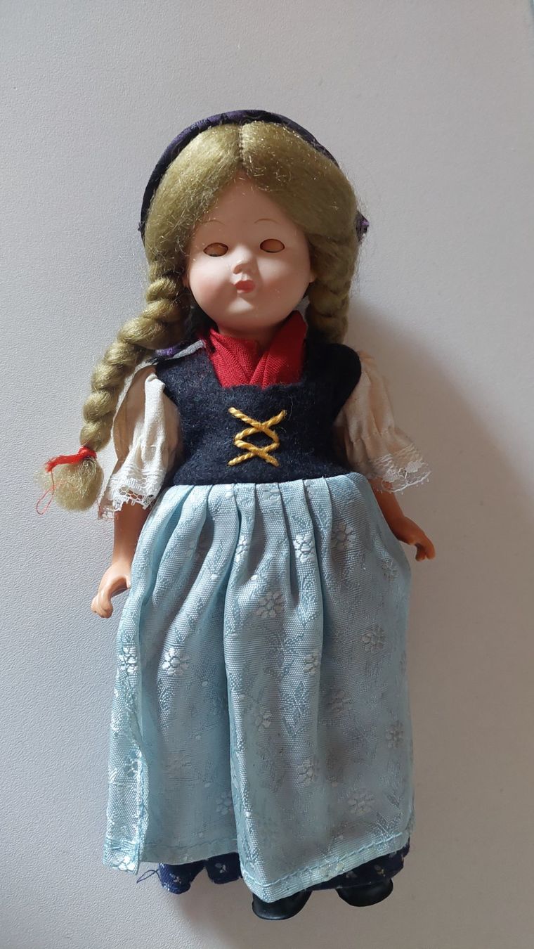Puppen: Ältere Puppe mit Trachtenkleid – Gebraucht aus Erlinsbach von pfunky