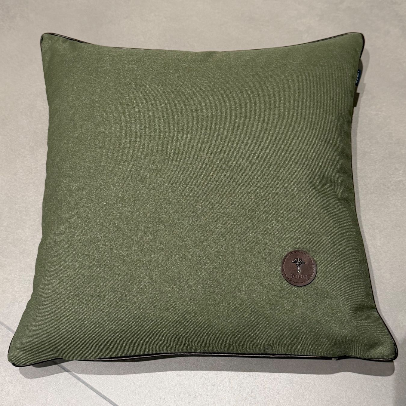 Joop Cuscini: Cuscino Joop! Verde Oliva – Usato da Andermatt venduto da DCC_70
