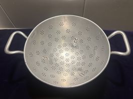 Alu-Gemüsesieb mit Füssen, Durchmesser 25cm.