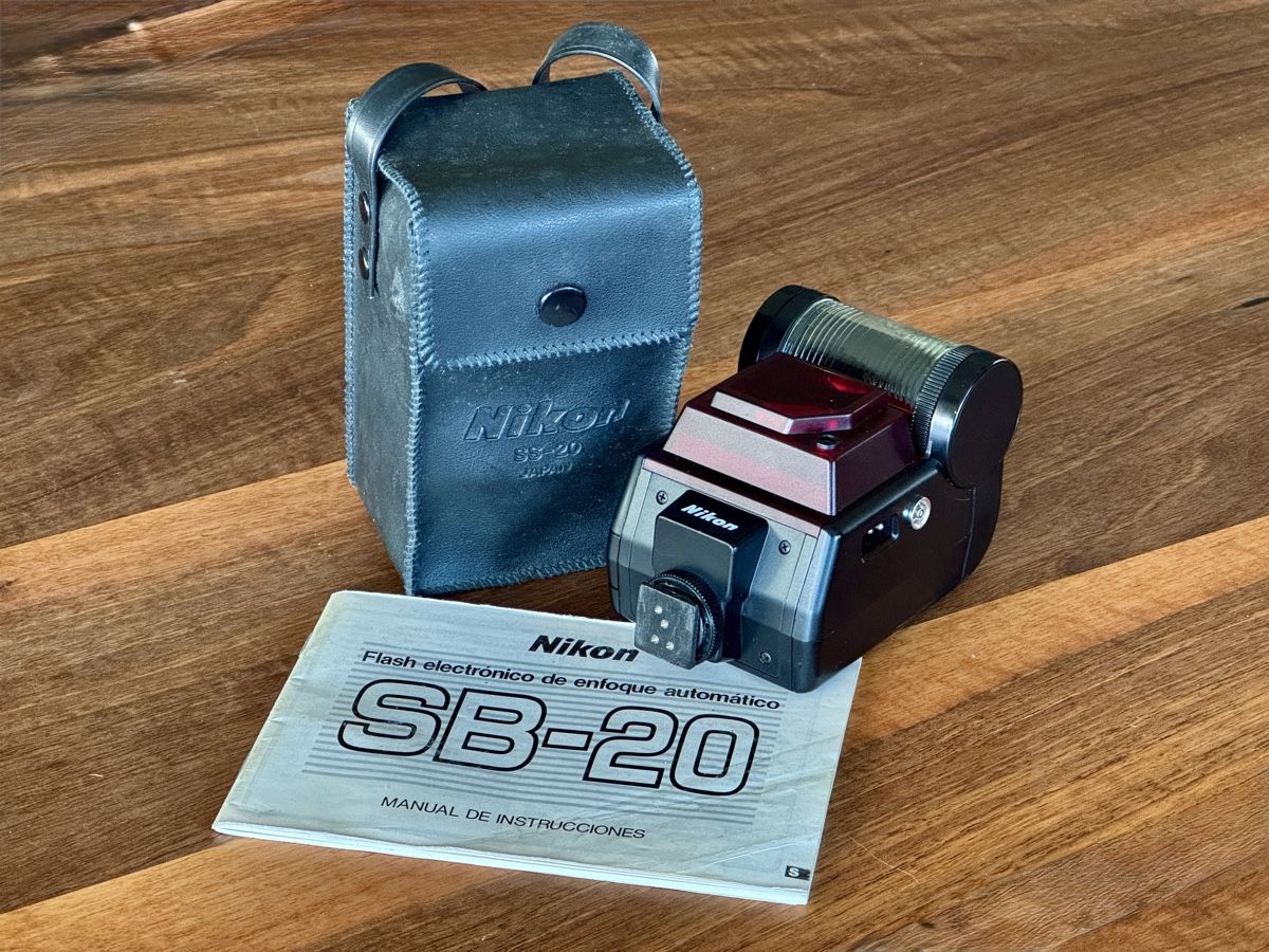 Nikon Flashs: Nikon SB-20 Blitzgerät – D'occasion à Baar par Freethy