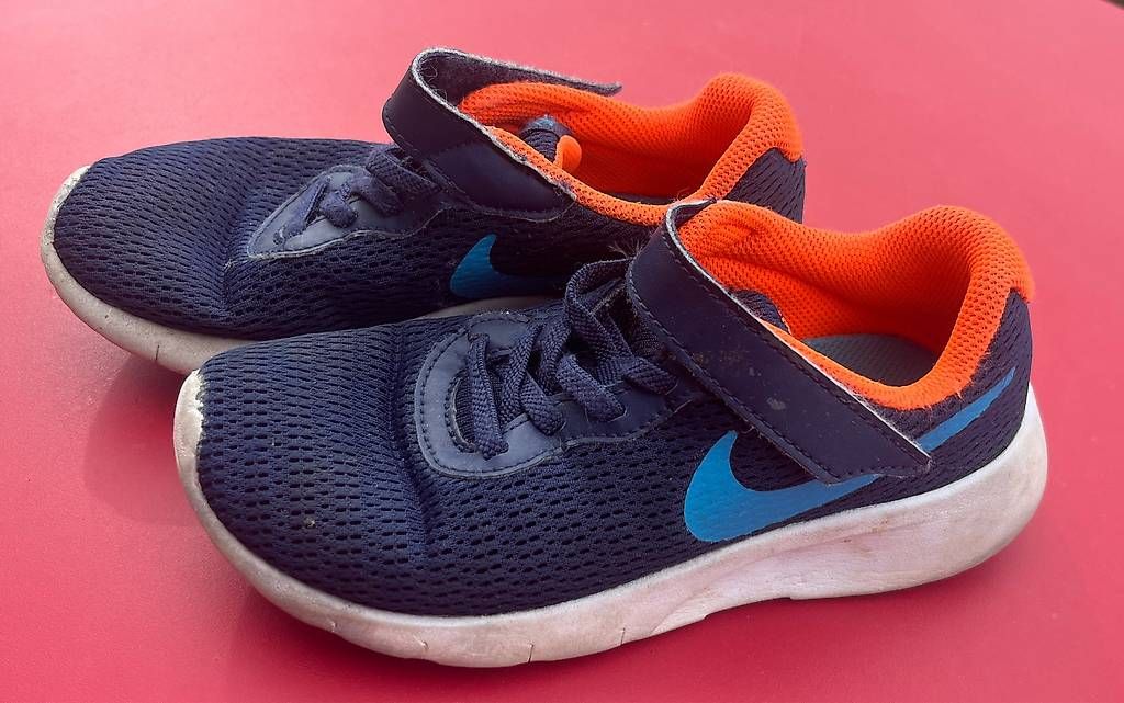 Nike Schuhe für Jungen: NIKE Tanjun Sneaker Blau Gr. 33.5 – Gebraucht aus Urdorf von Resumasa 1