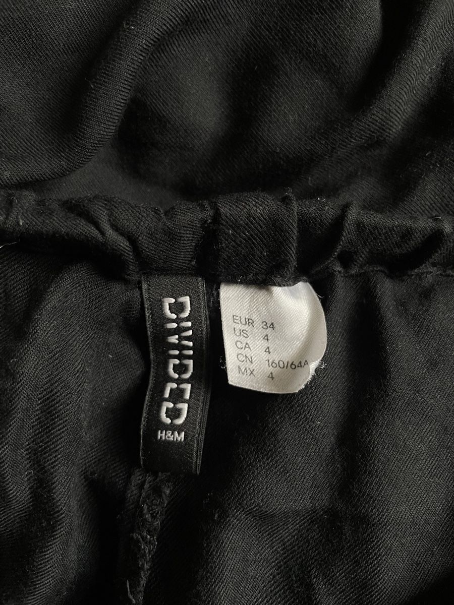 H&M Pantaloni: H&M black sweatpants, size 34 – Usato da Zürich venduto da daria_m 1
