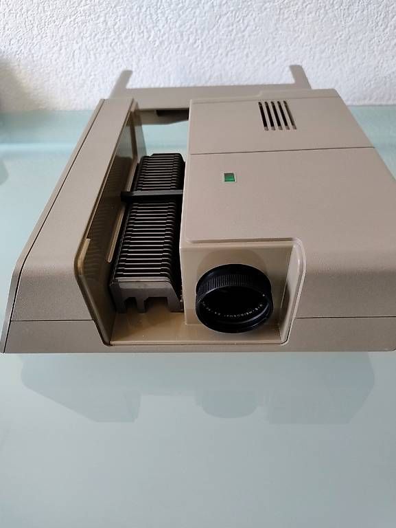 Foto & Immagini: Projecteur à diapositives – Usato da Remaufens venduto da Zuklehero 1