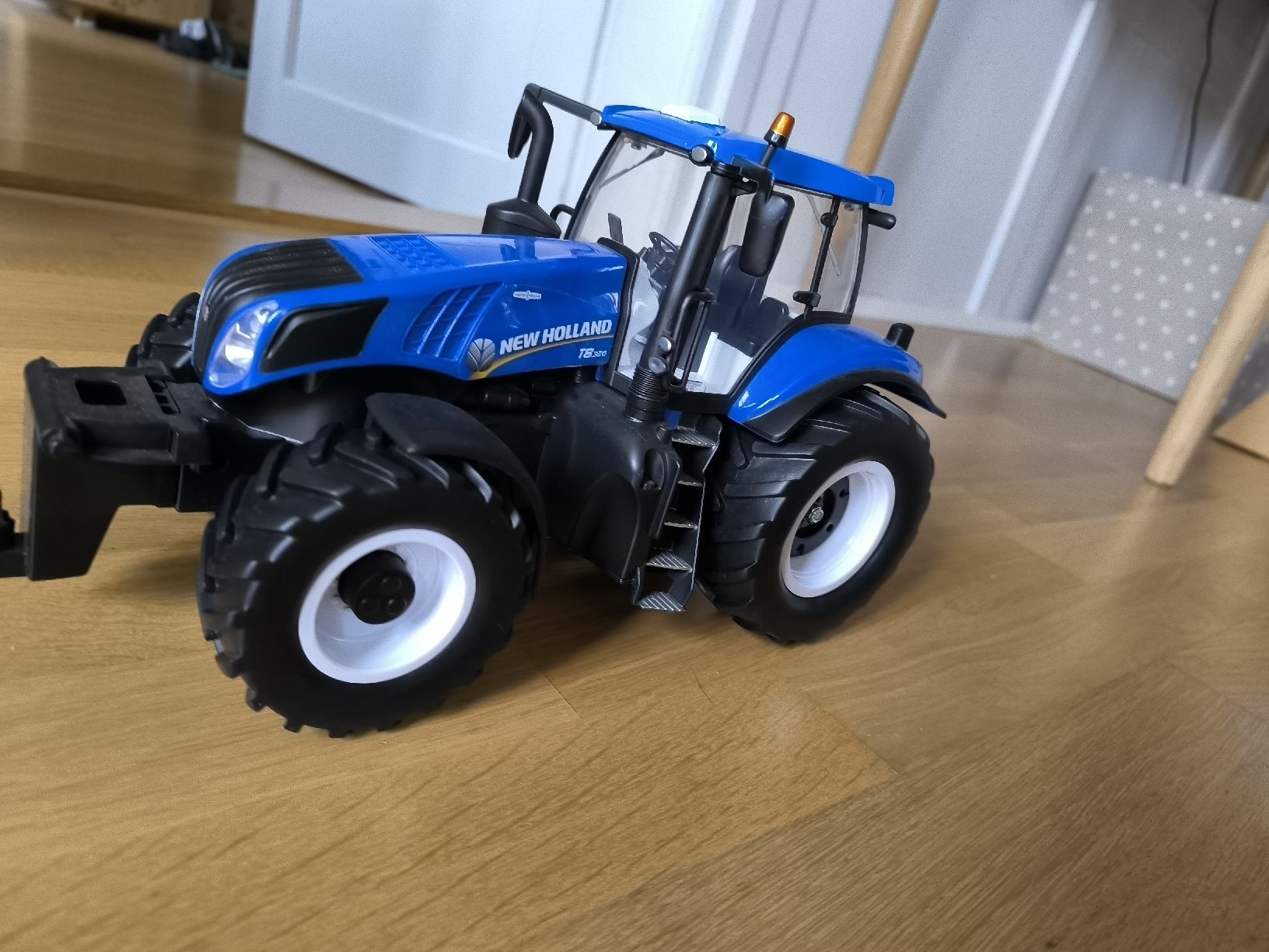 New Holland Trattori: New Holland T8 Traktor – Usato da Madiswil venduto da dom_hn88