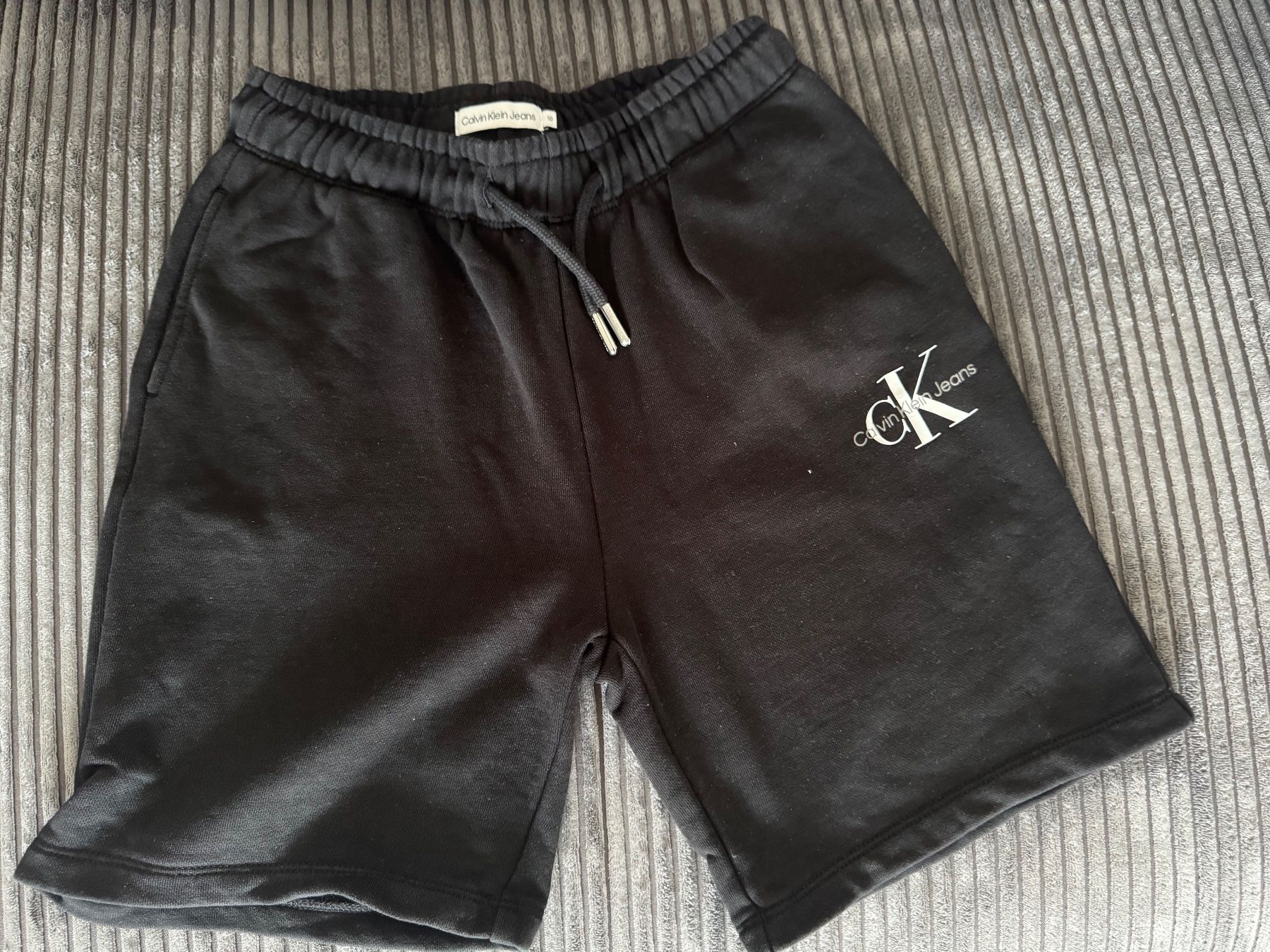 Calvin Klein Pantaloni: Short Calvin Klein Jeans, noir, taille 10 ans – Usato da Chatelaine venduto da lae_7h8n