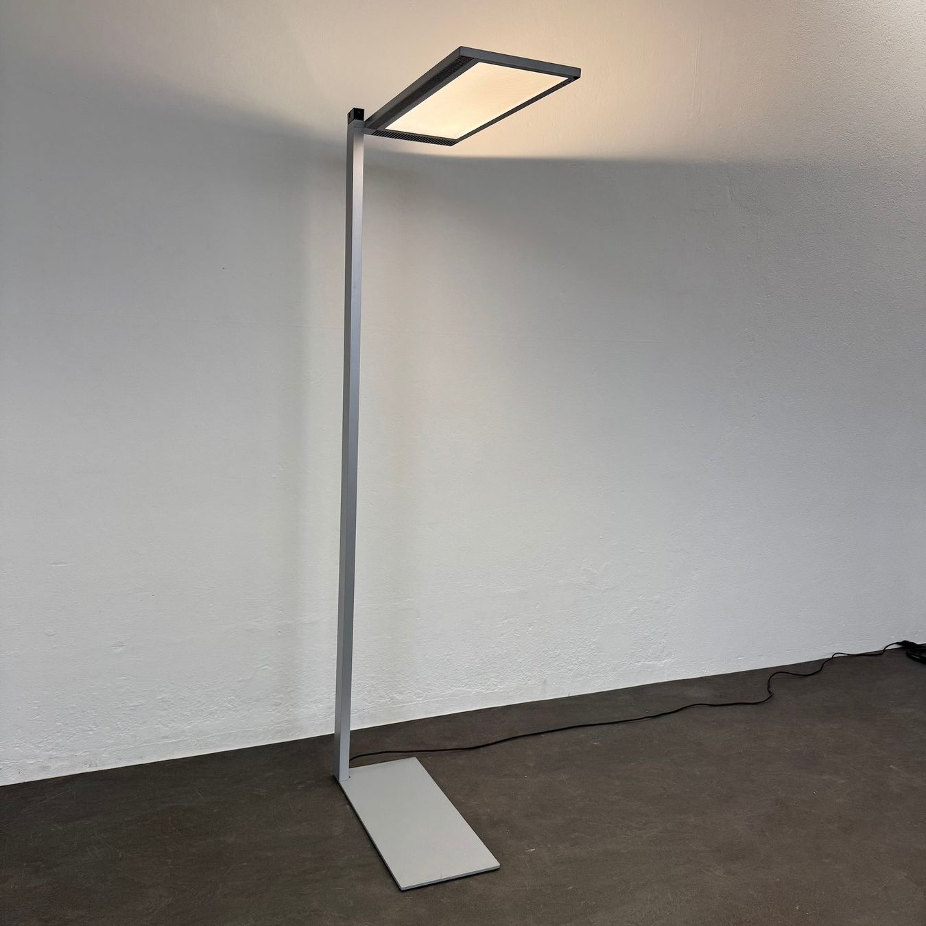 Regent Lightpad LED Stehleuchte für Einzeltisch rechts (Gebraucht) in ...