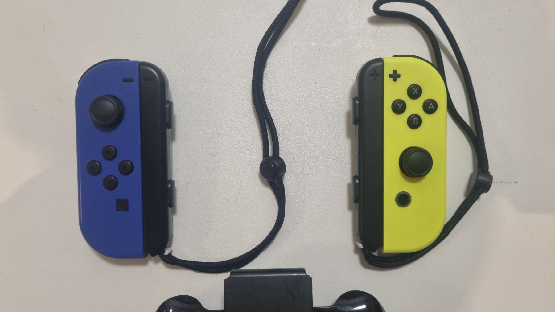 Nintendo Controller: Original Nintendo Switch Joy-Con Controllers mit Duogrip – Usato da Birsfelden venduto da val_d9c2 2