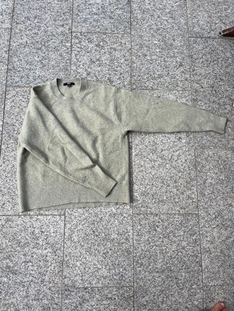 Pull Uniqlo en M couleur vert-gris 