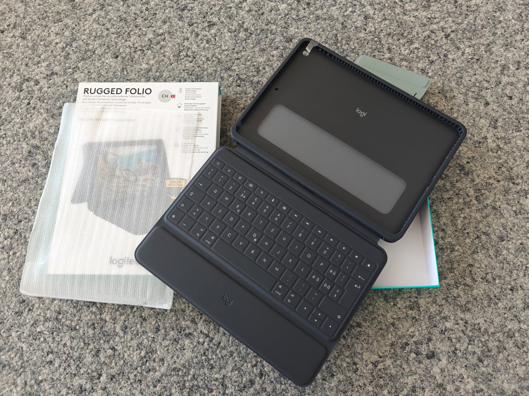 Logitech Tastiere: Logitech Rugged Folio iPad Hülle / Tastatur – Nuovo e nell'imballaggio originale da Zürich venduto da L-and-A 3