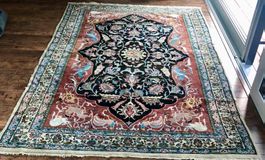 Grand tapis persan ancien – scène de chasse (240 x 160 cm)