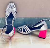 Neue STYLISCHE SILBERNE SANDALEN MIT PINKEMBLOCKABSATZ