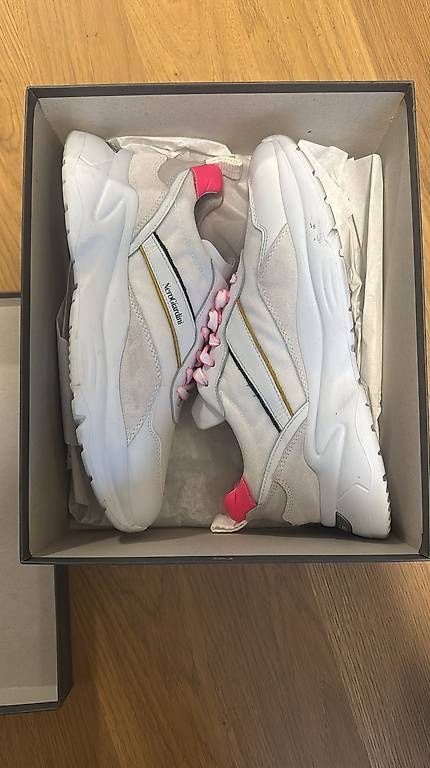 Damenschuhe: Nero Giardini Sneakers Grösse 39 – Gebraucht aus Lenzburg von elv_skx9