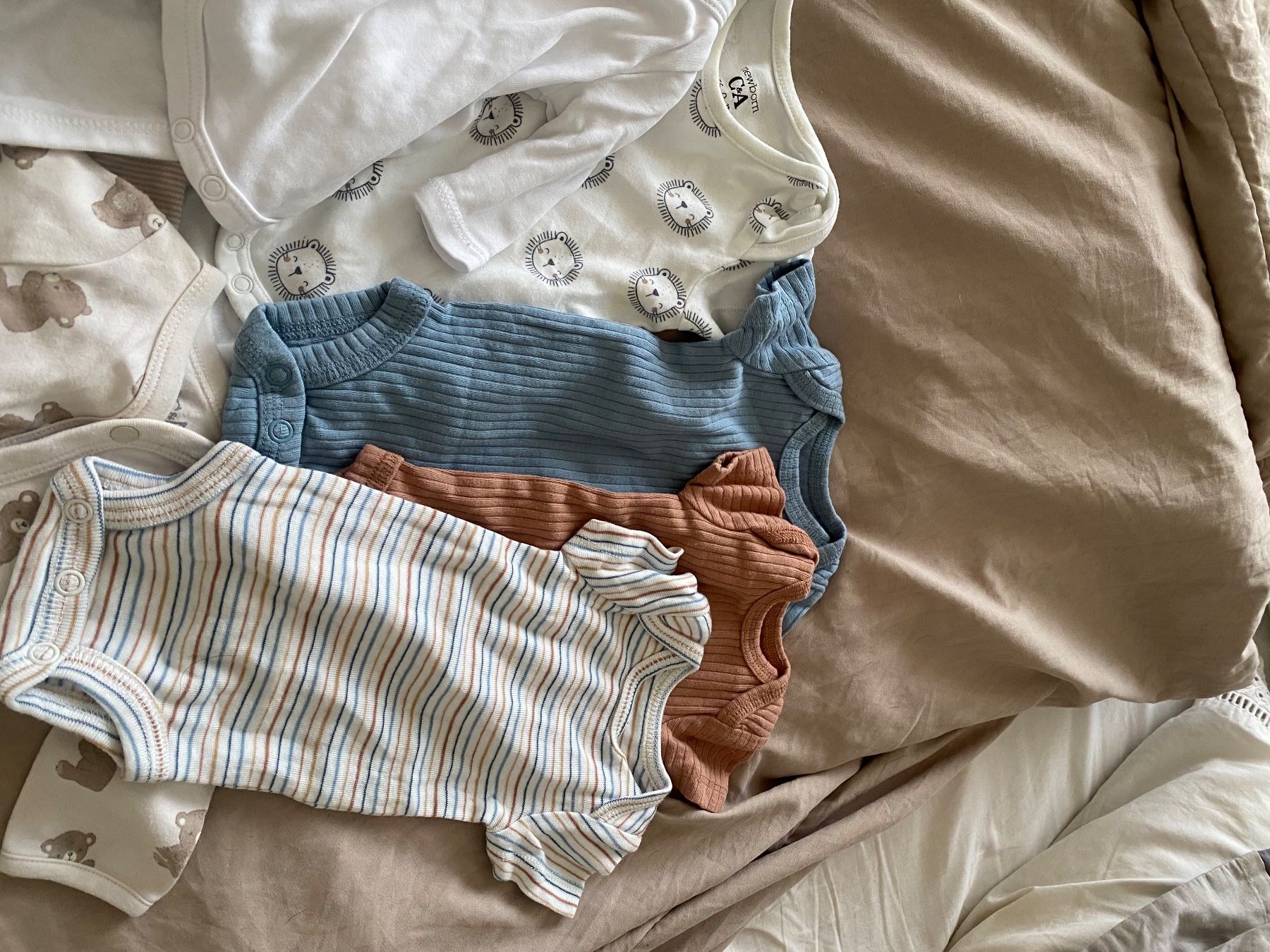 C&A Lotti & Set di vestiti: Baby Clothes Bundle: Bodysuits & Sleepsuits, Size 0-1 M – Usato da Zürich venduto da ana_m6d2 3