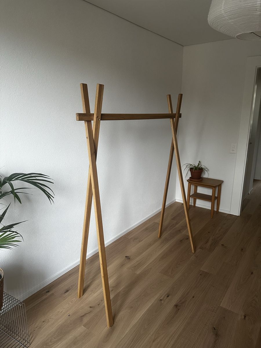 Sonstige Dekorationen & Accessoires: Echtholz Kleiderständer – Gebraucht aus Bern von Garlex