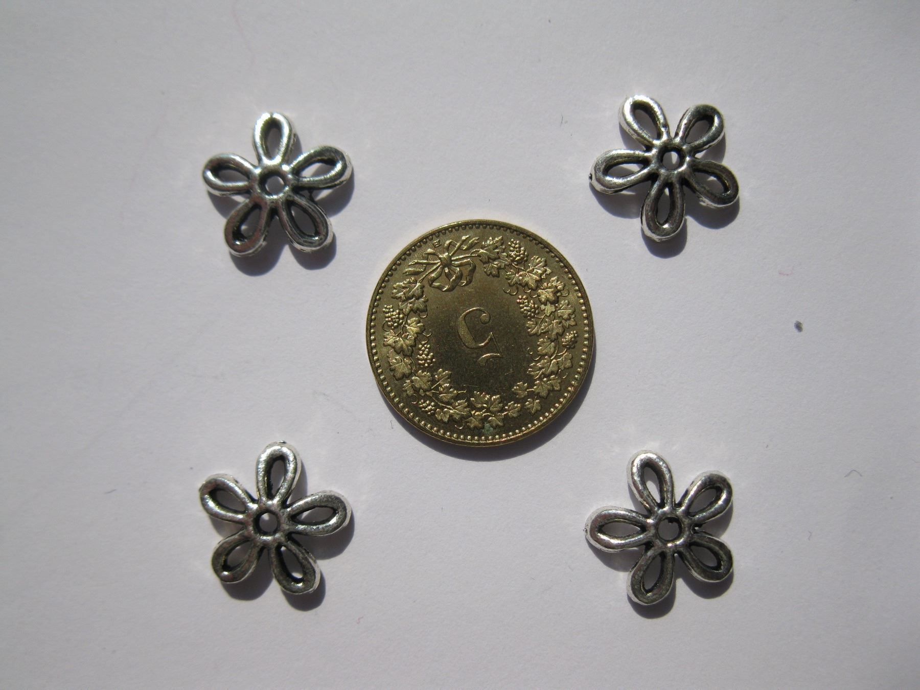 Perle (finte): 8 Perlkappen Blume 12mm – Nuovo e nell'imballaggio originale da St. Margarethen TG venduto da LuanaKa 1