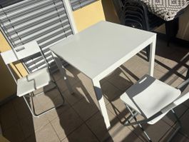 Balkontisch mit zwei Klappstühlen weiss