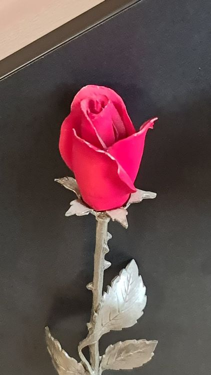 Vase en étain avec rose 4