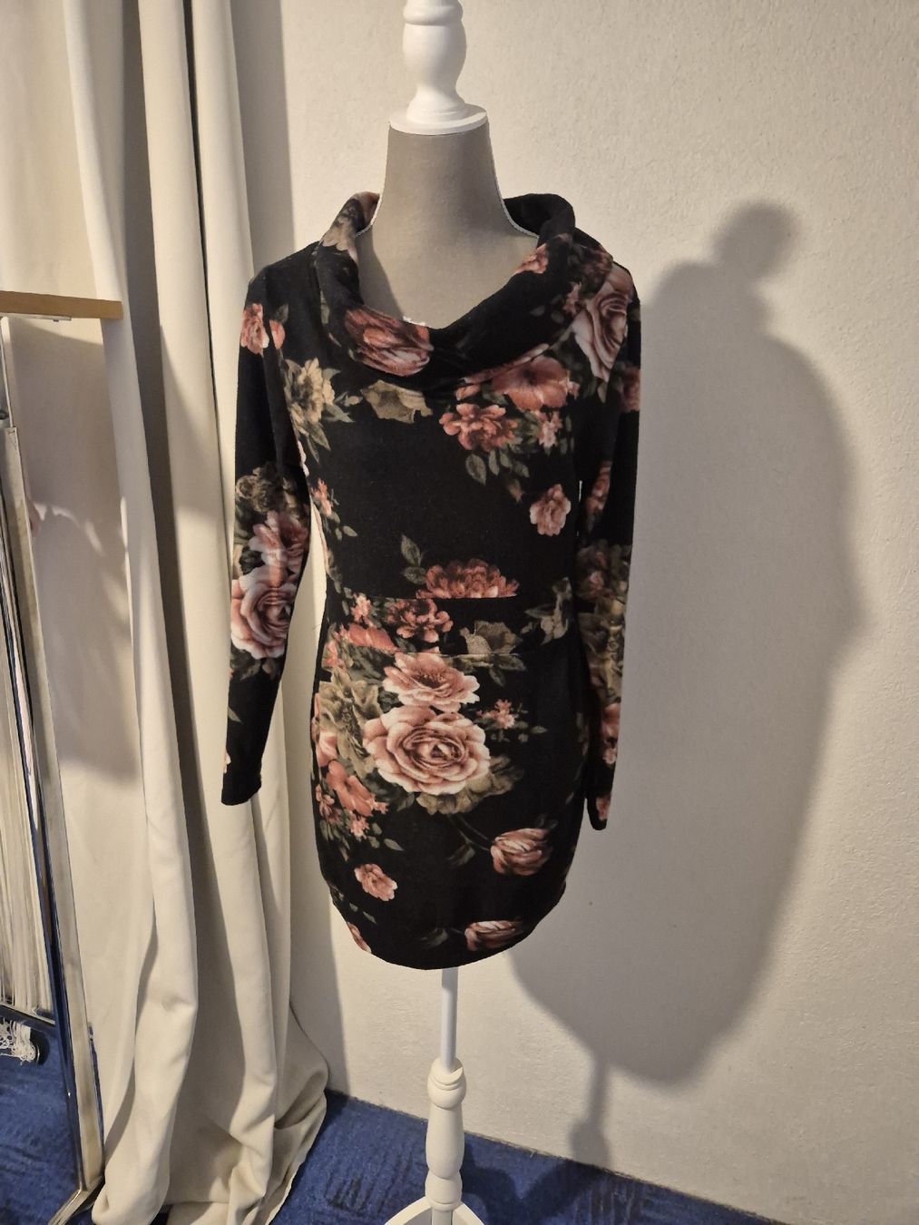 Pullover & Sweatshirts: Damen Pullover Blumenmuster schwarz Grösse M gebraucht – Gebraucht aus Zürich von Drago670 1