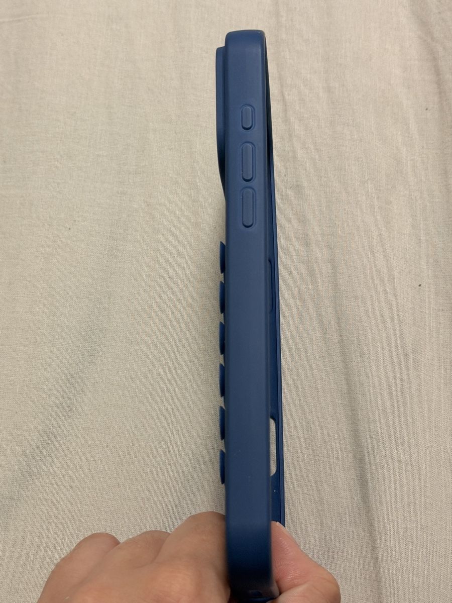 Cover & Protezioni schermo: Coque de protection bleu iPhone 17 pro max – Usato da Grenchen venduto da 24.07LD 3