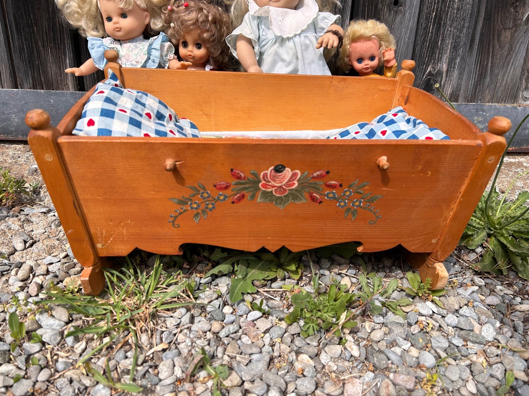 Giocattoli: Bunt Bemahlte Wiege mit 4 Puppen – Usato da Aristau venduto da WalterM06 1
