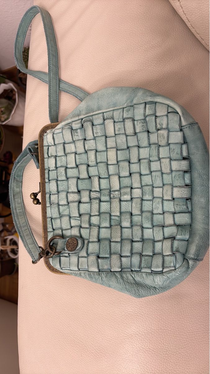 Taschen für Damen: NIKA Handtasche Leder hellblau gewoben Sommer Boho Chic – Gebraucht aus Kriens von mir_v8ww