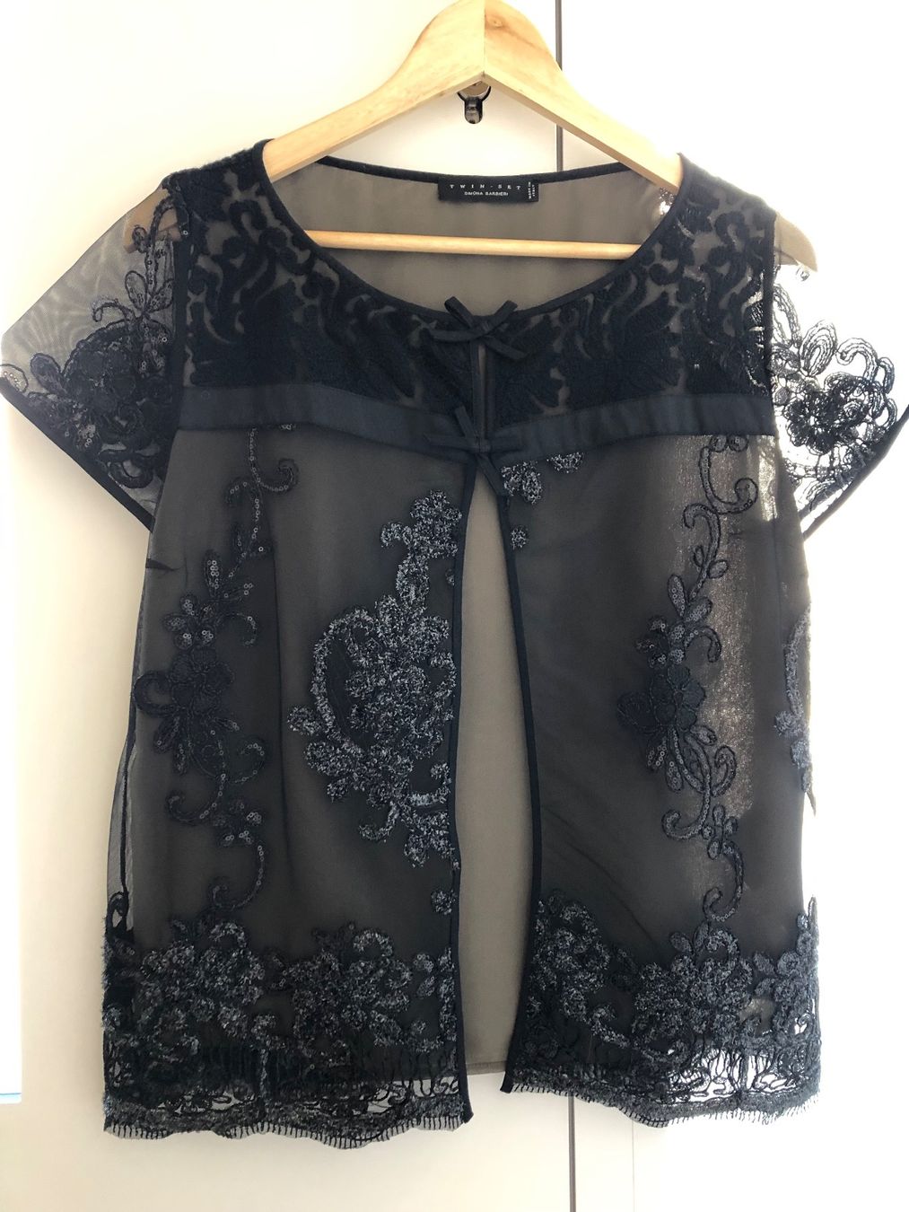 Twinset Camicette: Twinset Bluse mit Stickereien – Usato da Oetwil am See venduto da bor_71fi