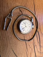 Klassische Quarz-Taschenuhr in Silber-Optik mit Kette
