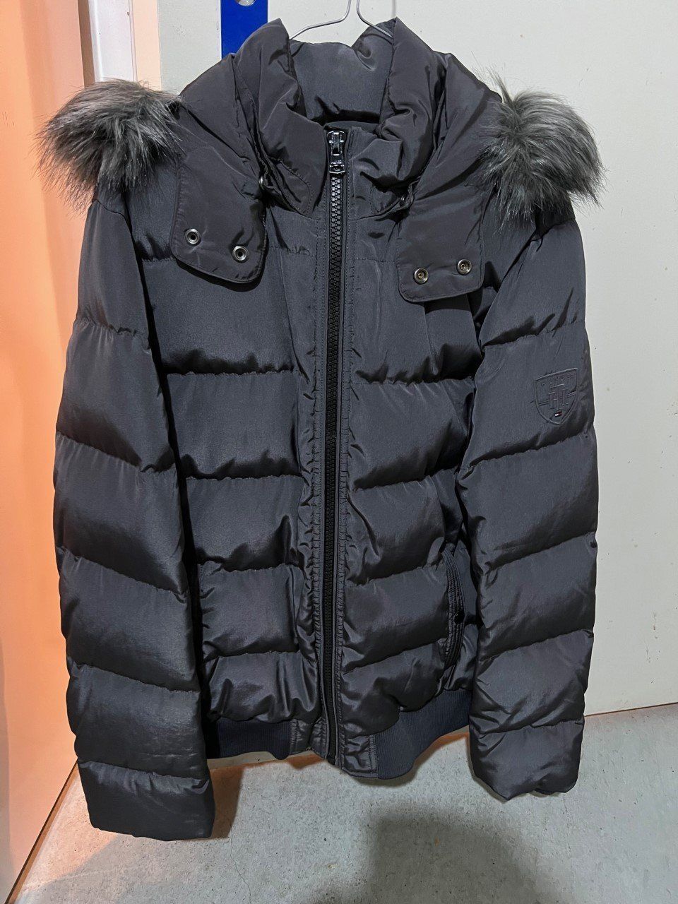 Tommy Hilfiger Jacken: Tommy Hilfiger Jacke grau – Neu (gemäss Beschreibung) aus Lupfig von Pluribus