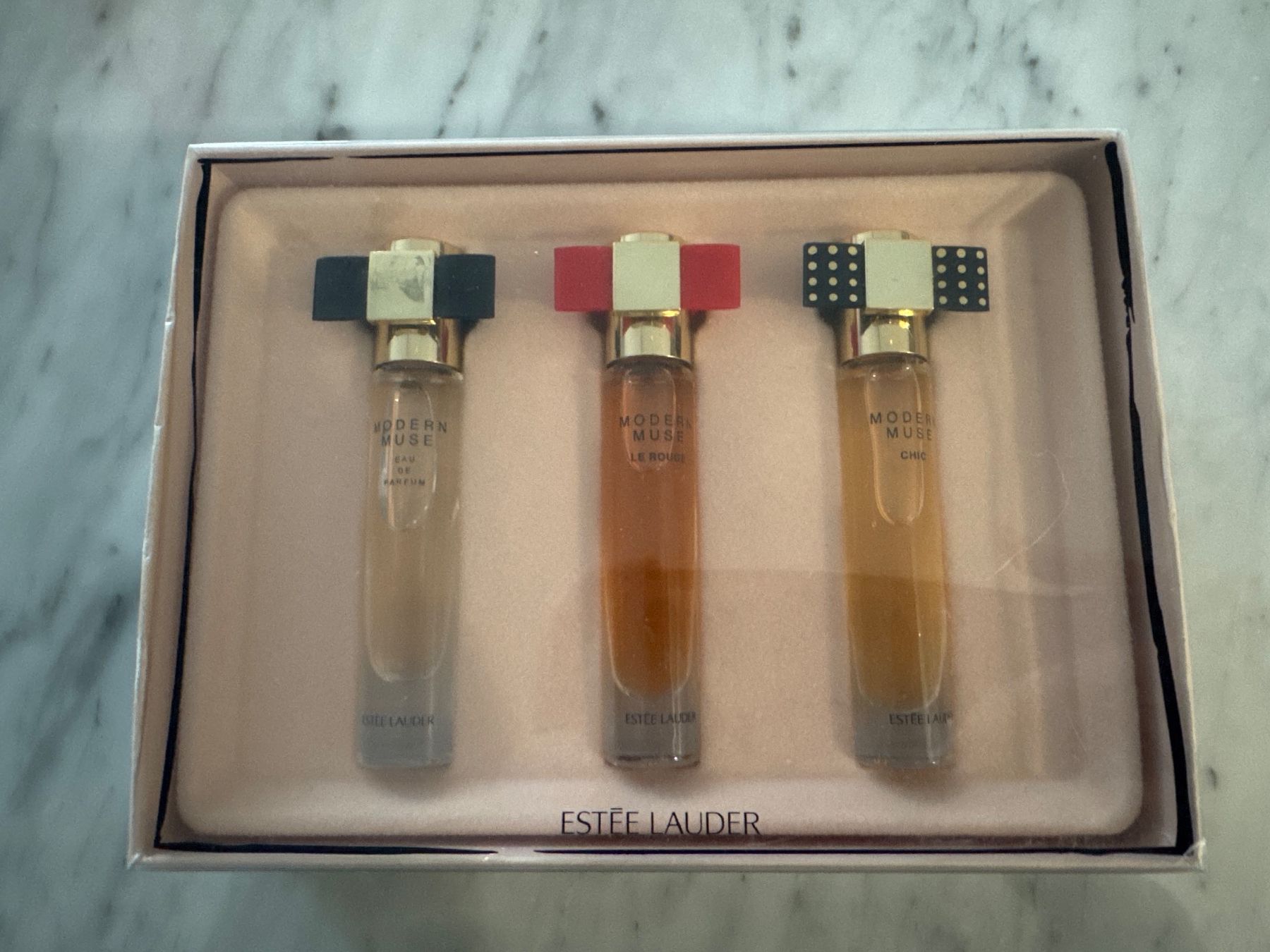 Estée Lauder Profumi & Eau de Toilette: Coffret miniature Modern Muse Estée Lauder, Neuf – Nuovo e nell'imballaggio originale da Granges-Paccot venduto da snowdi