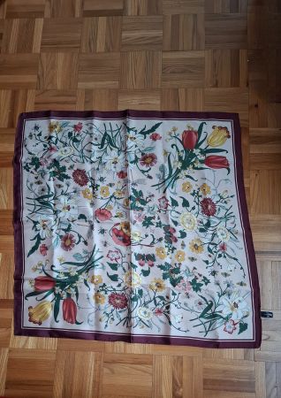 Foulard à fleurs, neuf Avec bord grenad