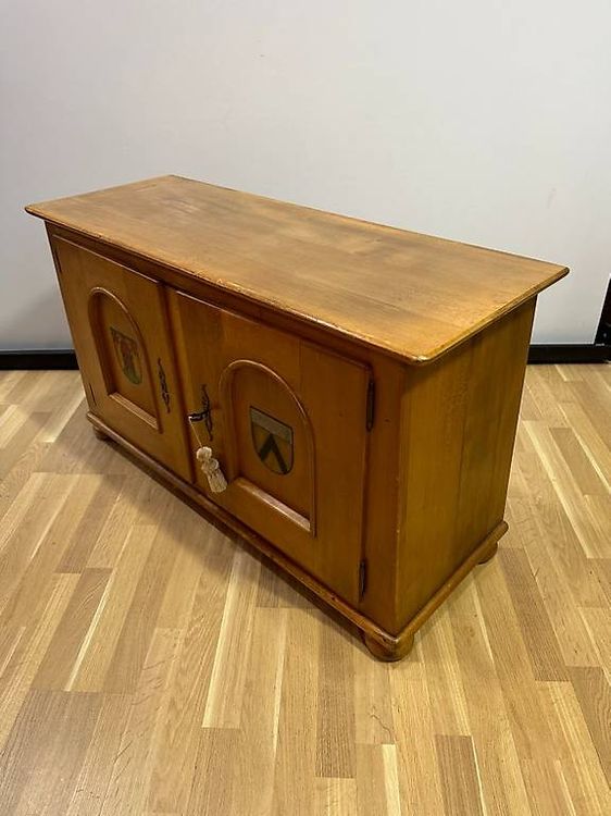 Commodes: Anrichte / Sideboard aus Nussbaumholz mit dekorativen Wappen – D'occasion à Obernau par Arche_Noah_Brocki 4