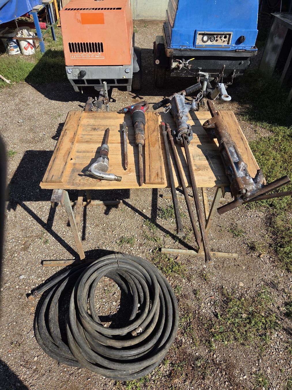 Tous les outils: bohrlafette, spitzhammer, baucompressor – D'occasion à Meride par mikaji